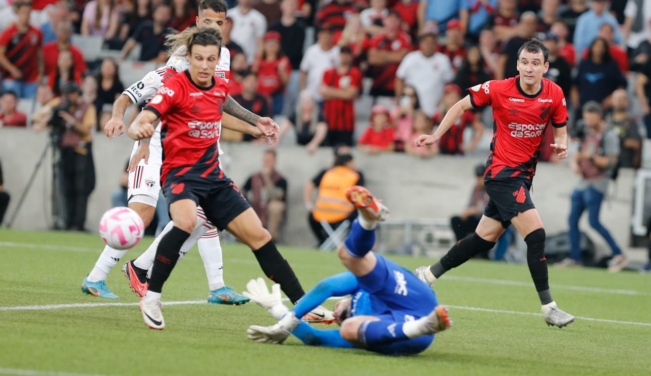 Athletico empata com o São Paulo e perde chance de entrar no G4