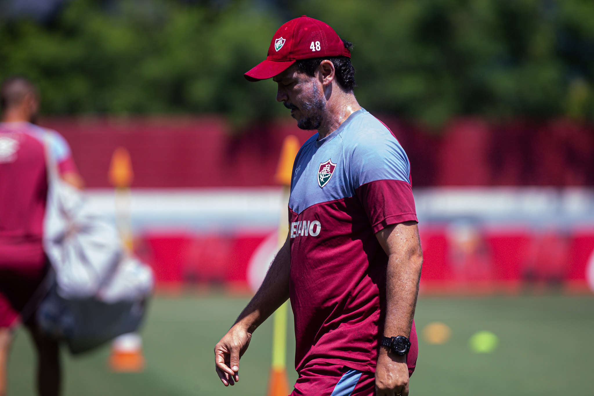 Alvo do Athletico, Fernando Diniz criticou e fez alerta sobre grama sintética