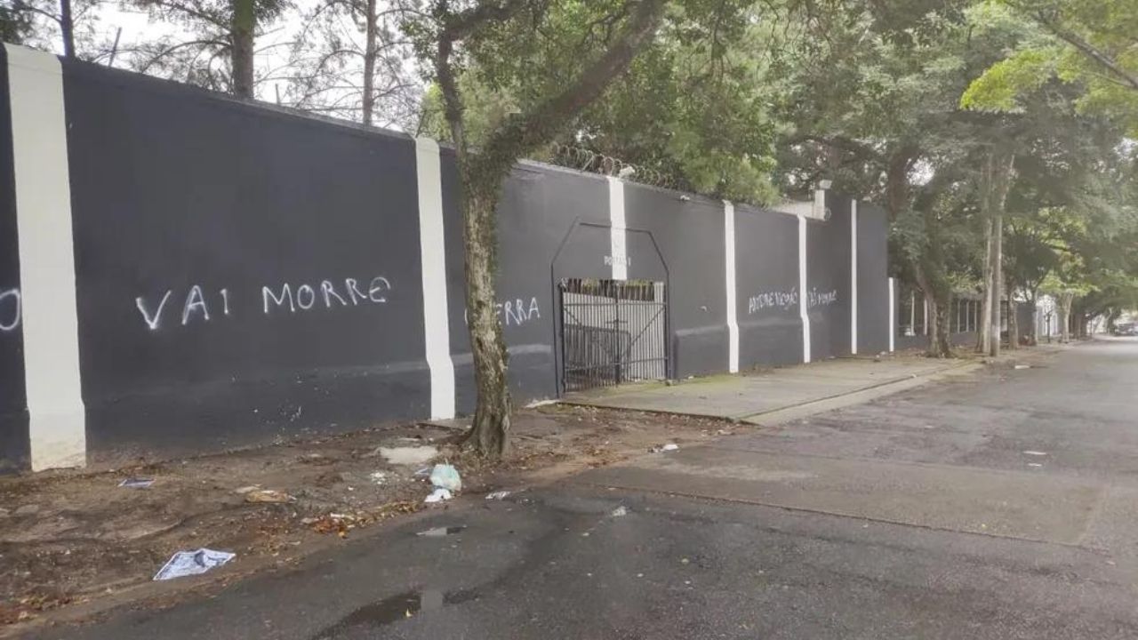 Sede do Corinthians é alvejada por tiros e tem muros pichados um dia antes de eleição