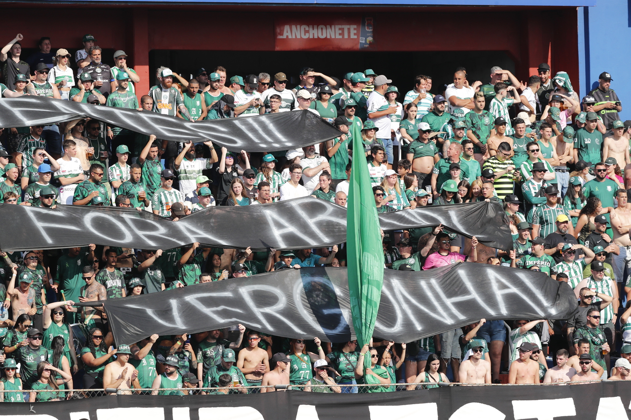 Torcida coxa-branca preocupada com tanta improvisação