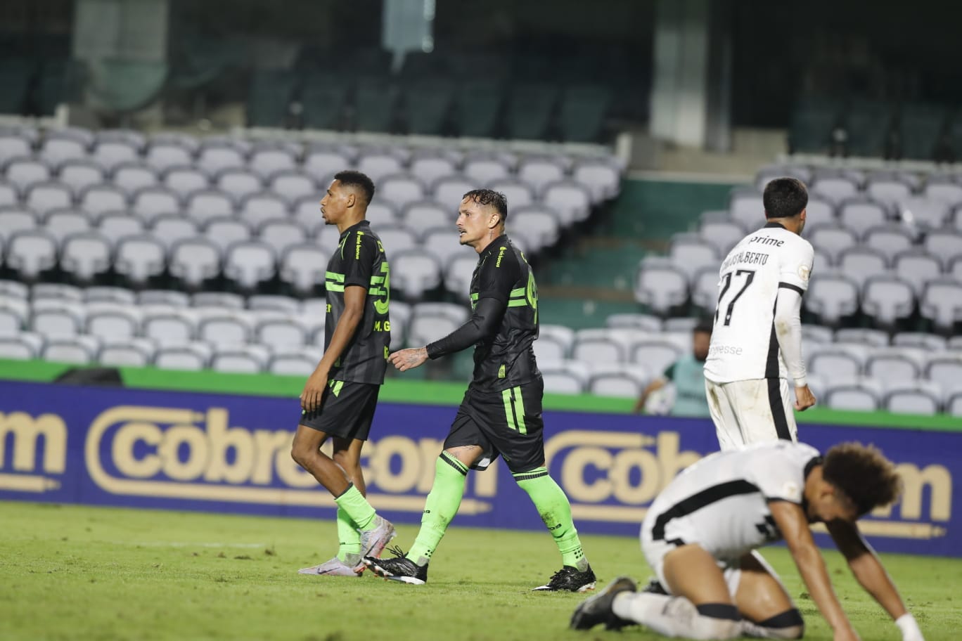 Em jogo de expulsões e reviravoltas, Coritiba busca empate contra o Botafogo