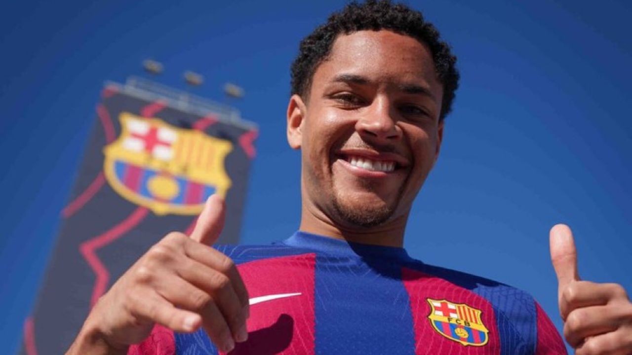 Vitor Roque chega a Barcelona e aguarda por estreia
