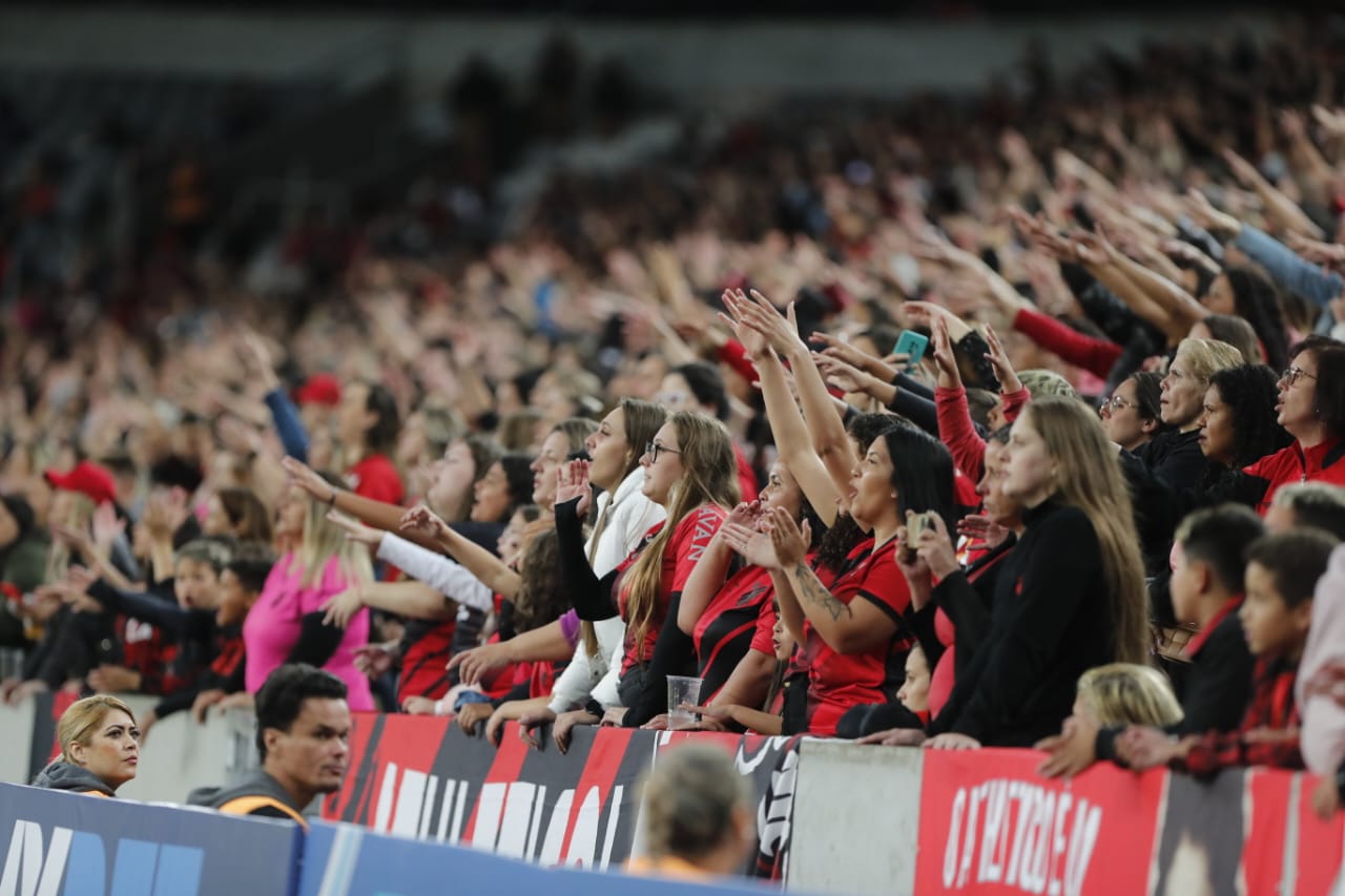 Após um ano, mulheres e crianças repetem festa na Ligga Arena; veja fotos e vídeos