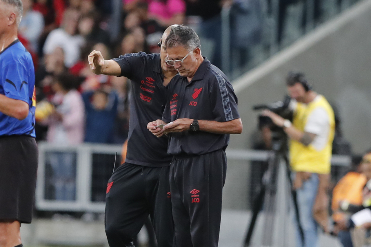 Após novo empate, Osorio se surpreende com futebol local e confia em melhora do Athletico