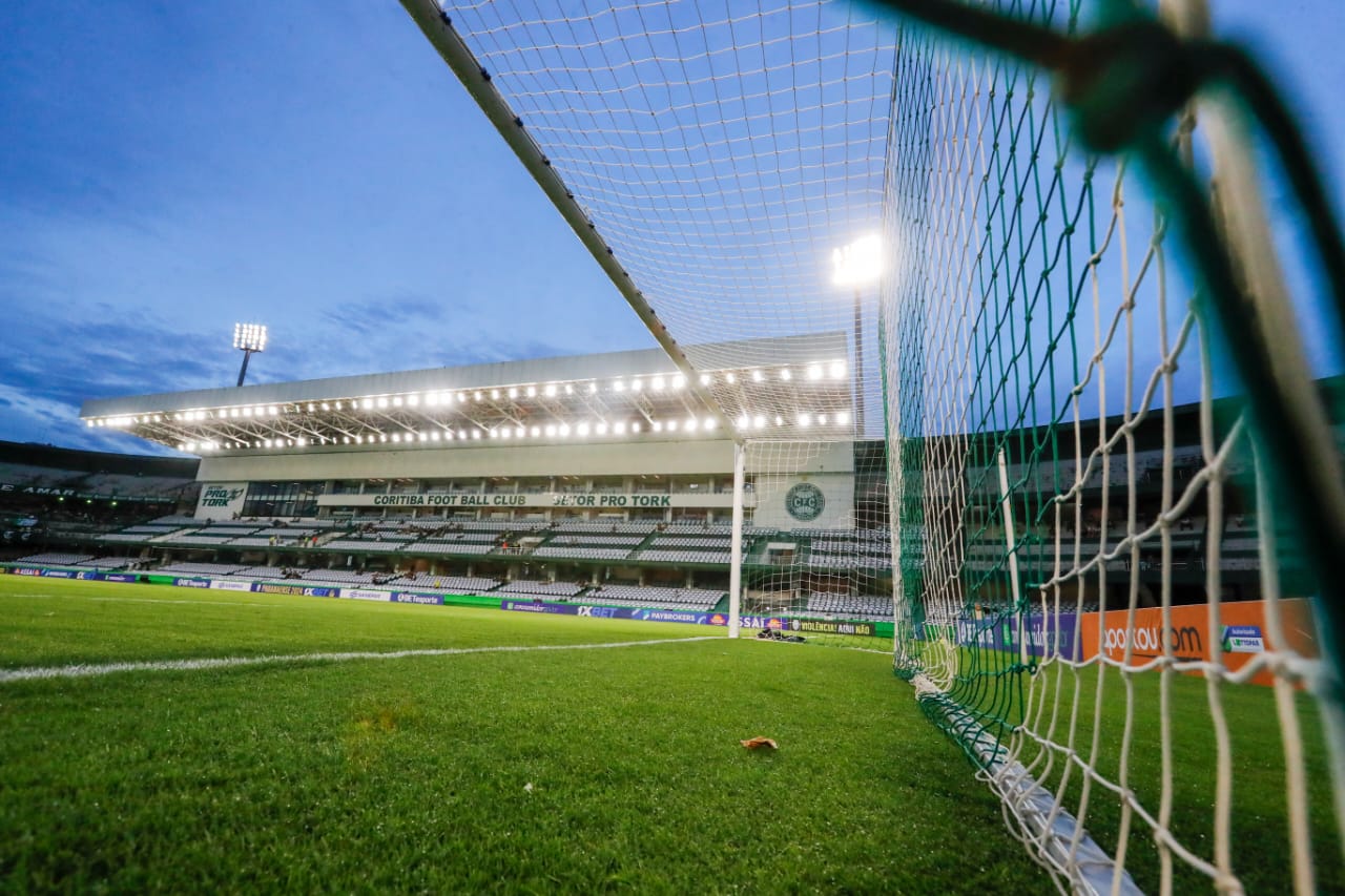 Coritiba se pronuncia sobre caso de injúria racial contra jornalista no Couto Pereira