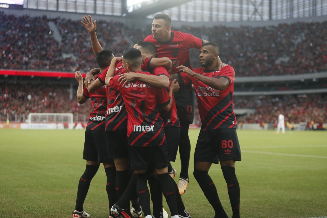 Em novo jogo com público restrito, Athletico vence a primeira na Ligga Arena