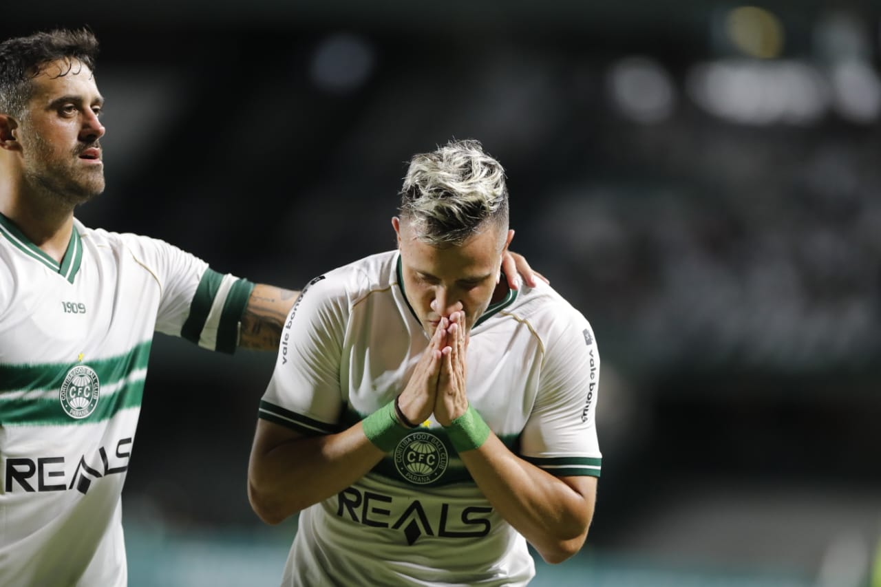 Coritiba goleia o Operário e assume a liderança do Campeonato Paranaense