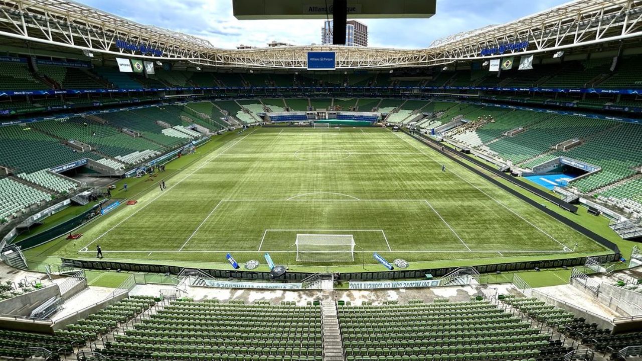 Abel reforça que gramado sintético do Allianz precisa de manutenção: “Prejudicial ao Palmeiras”