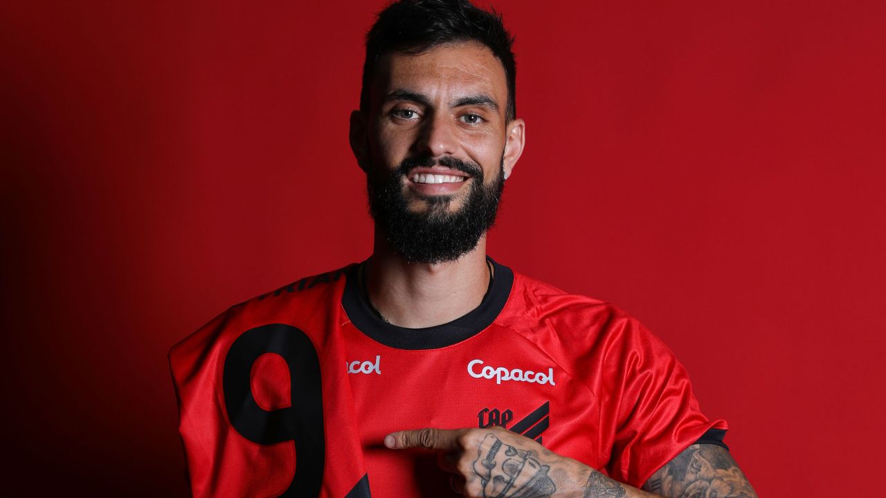 Após longa novela, Athletico fecha contratação de artilheiro do América-MG