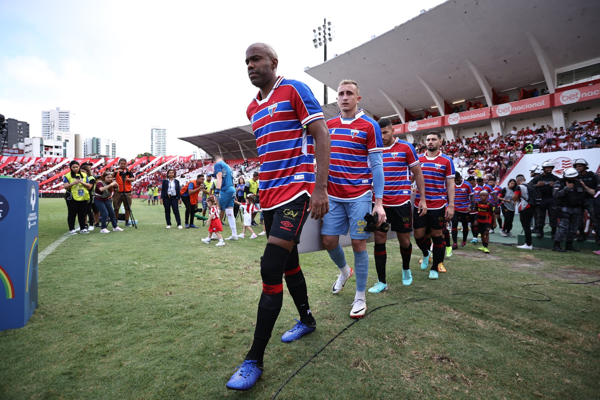 Jogadores do Sport entram em campo com camisa do Fortaleza após atentado