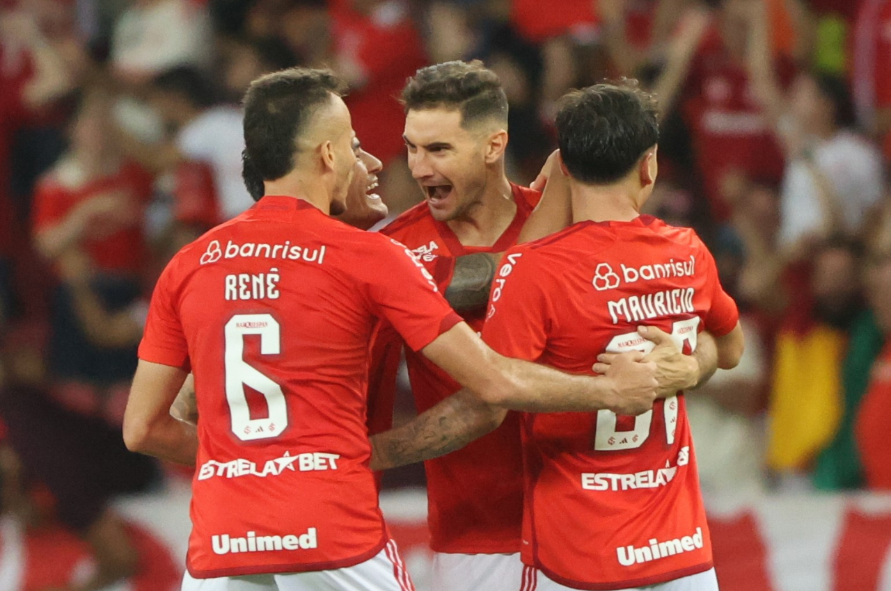 Inter reage duas vezes, vira no fim e bate Grêmio em Gre-Nal eletrizante