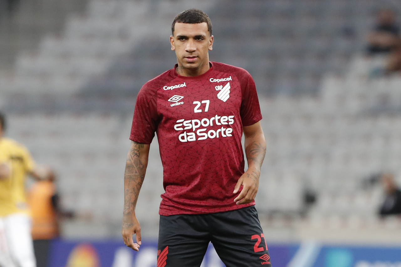 Atacante é afastado do elenco do Athletico por indisciplina