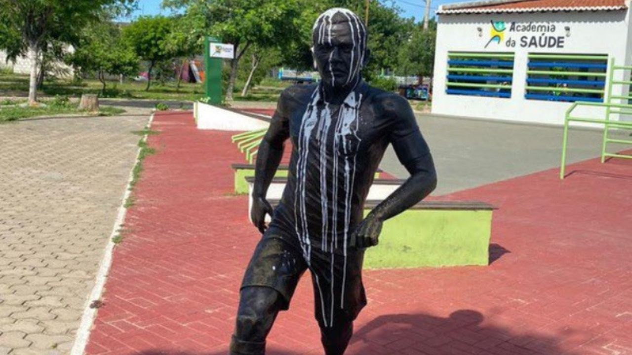 Estátua de Daniel Alves em Juazeiro é vandalizada após condenação por estupro
