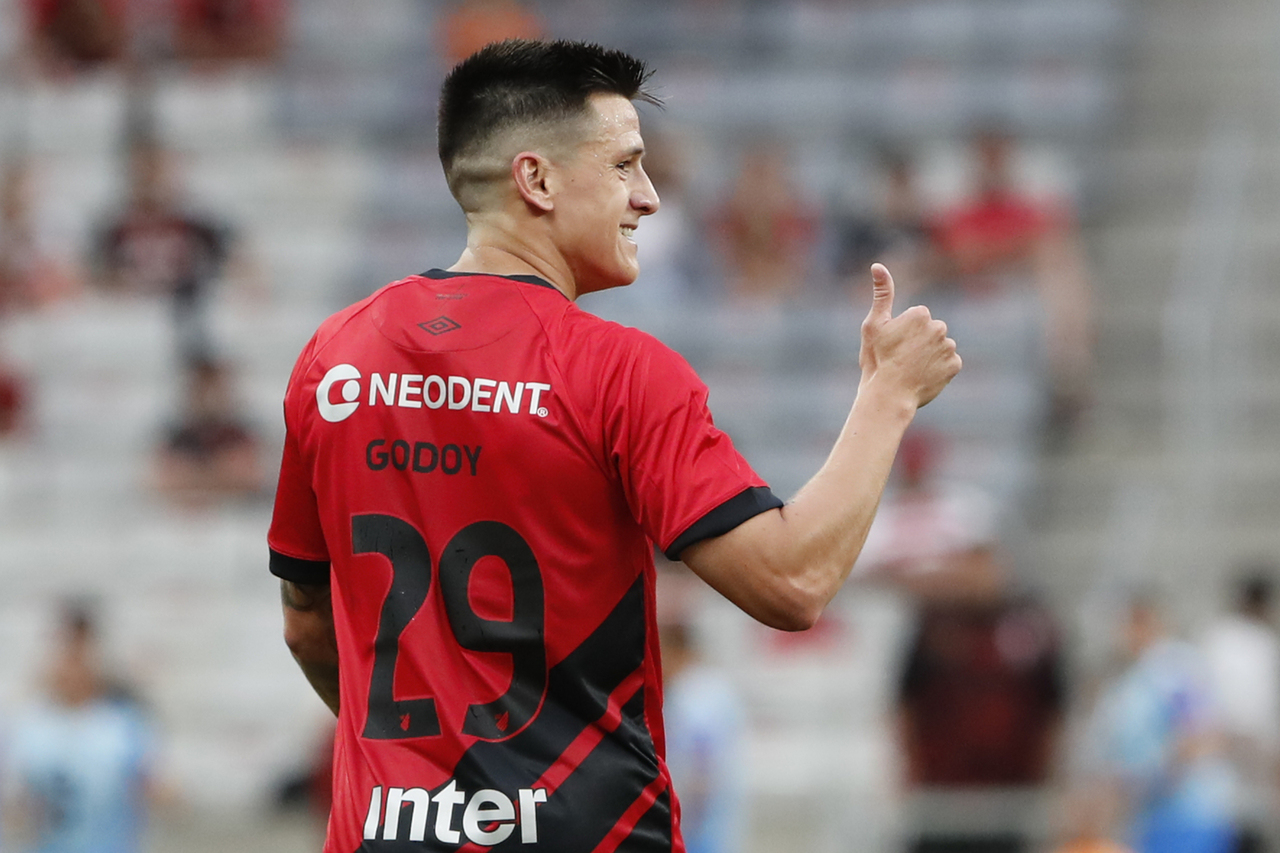 Lateral argentino diz estar feliz e quer “ganhar minutos” no Athletico