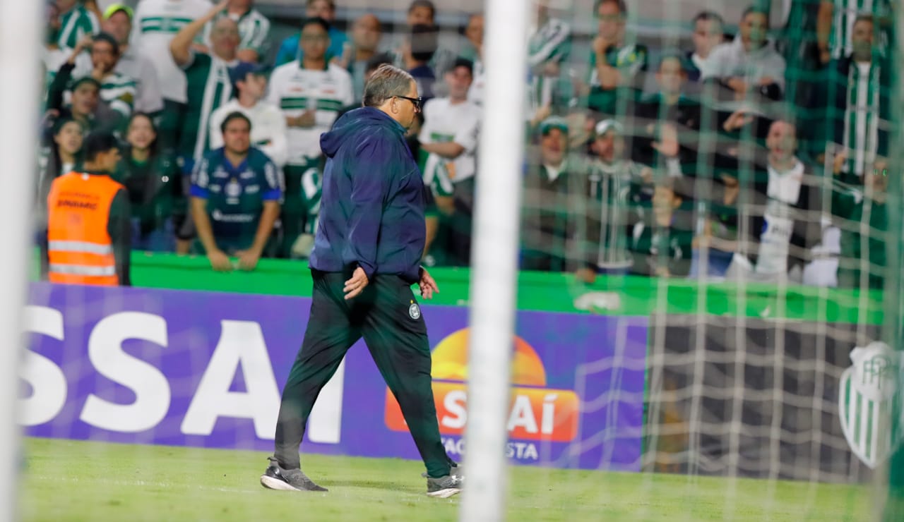 Guto defende trabalho e diz que não teme demissão no Coritiba