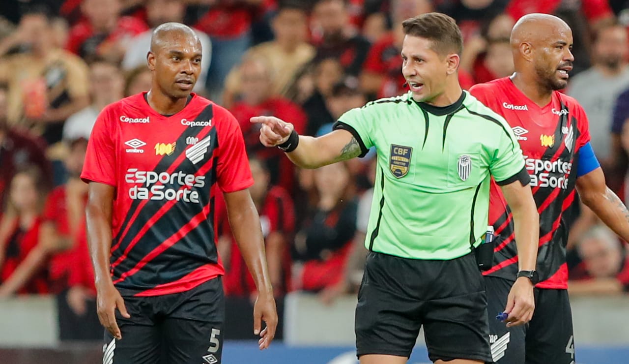 Fernandinho vai à loucura com “desarme” de árbitro; veja o vídeo