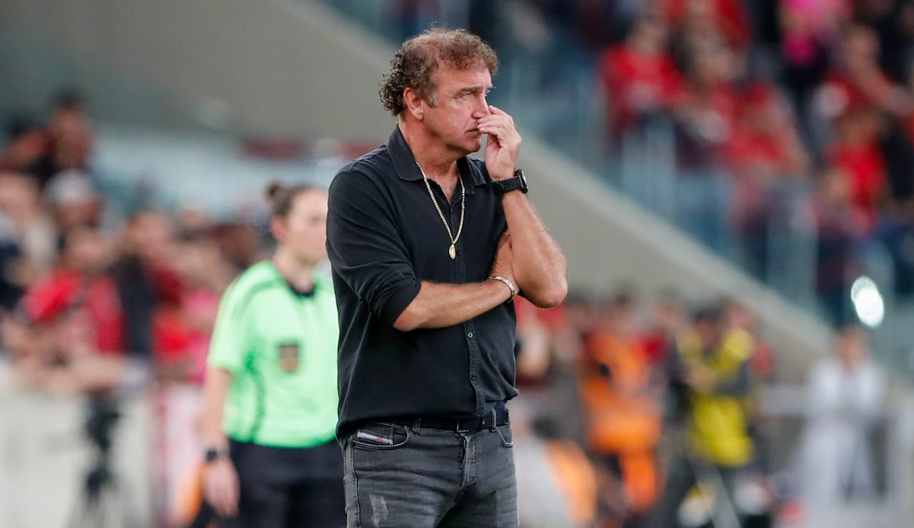 Cuca critica primeiro tempo do Athletico: “Não pode acontecer”