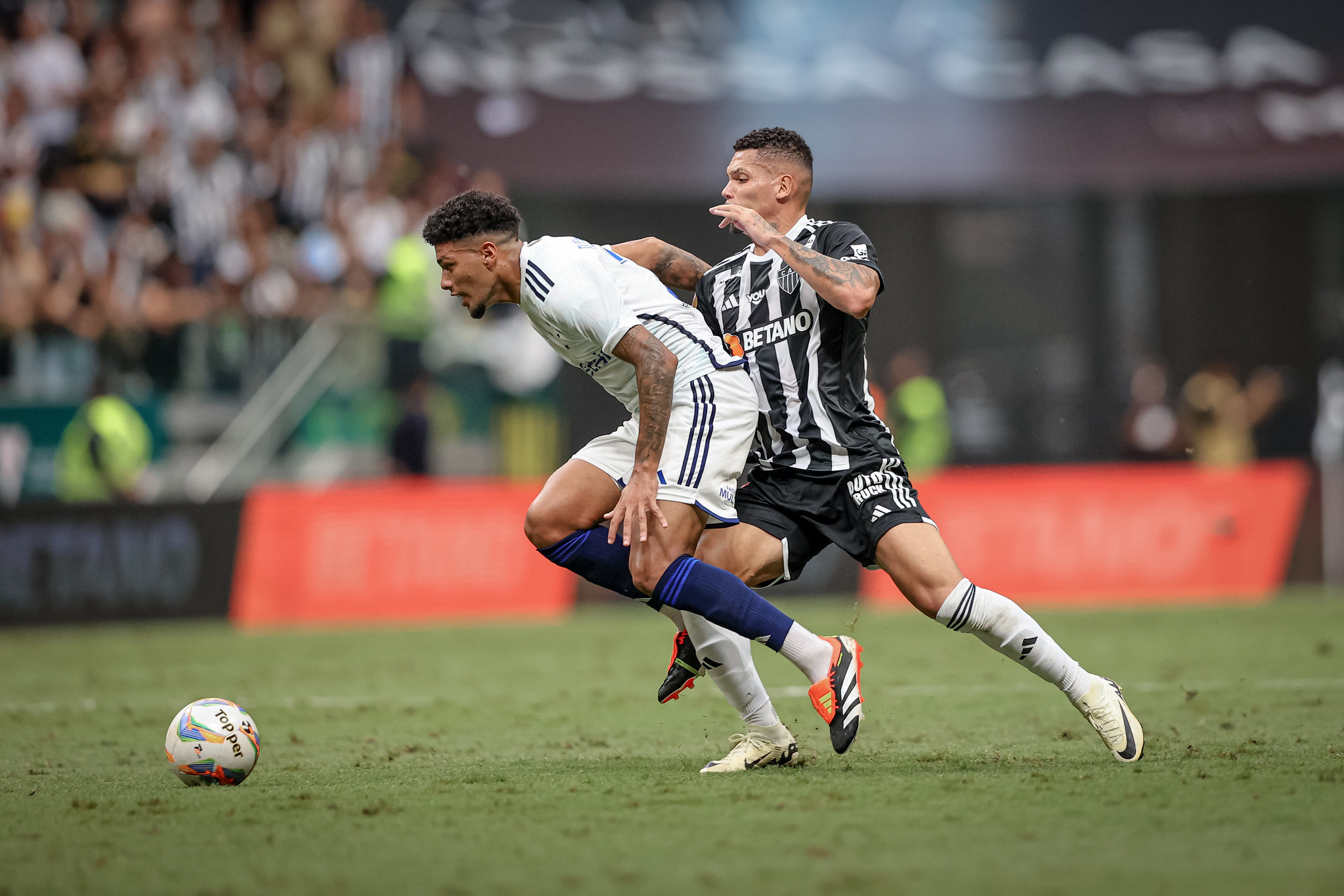 Cruzeiro busca empate após 2 a 0 do Atlético-MG e terá vantagem na final