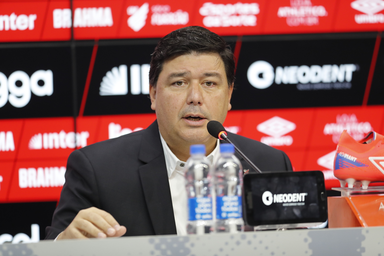 CEO do Athletico diz que Cuca abandonou clube e torcida que o abraçaram