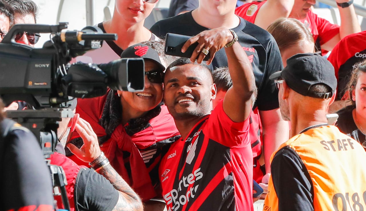 Nikão se emociona no reencontro com a torcida do Athletico e diz quando pode reestrear