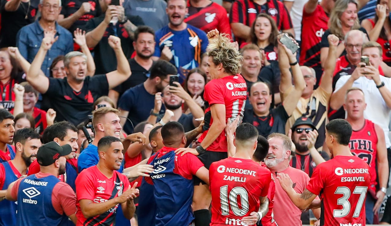Canobbio faz golaço, é expulso, mas Athletico vence Inter em jogaço
