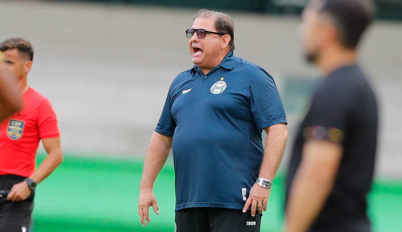 Vaiado em vitória do Coritiba, Guto Ferreira minimiza críticas e pede apoio da torcida