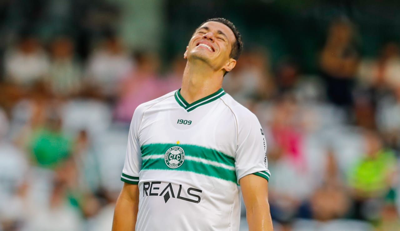 Após gol perdido, técnico revela trabalho especial com Damião no Coritiba