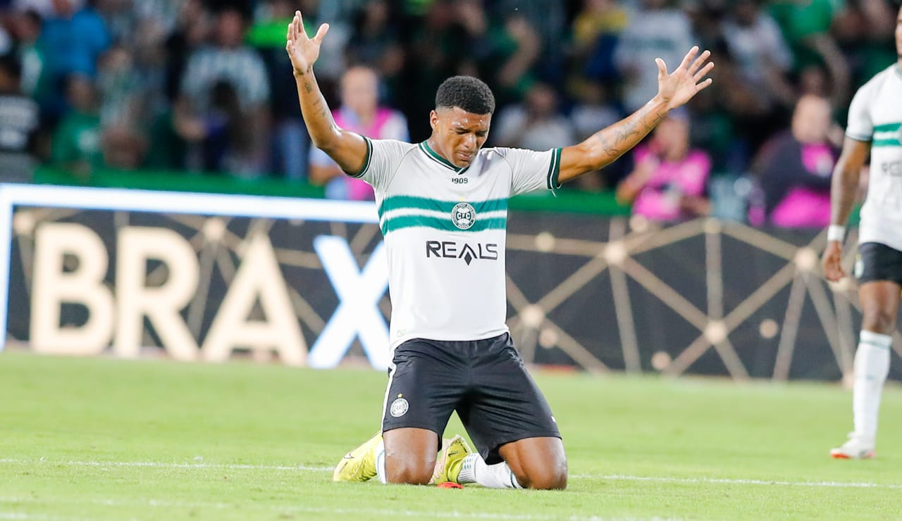 Coritiba sofre mas vence; Athletico sofre mas empata