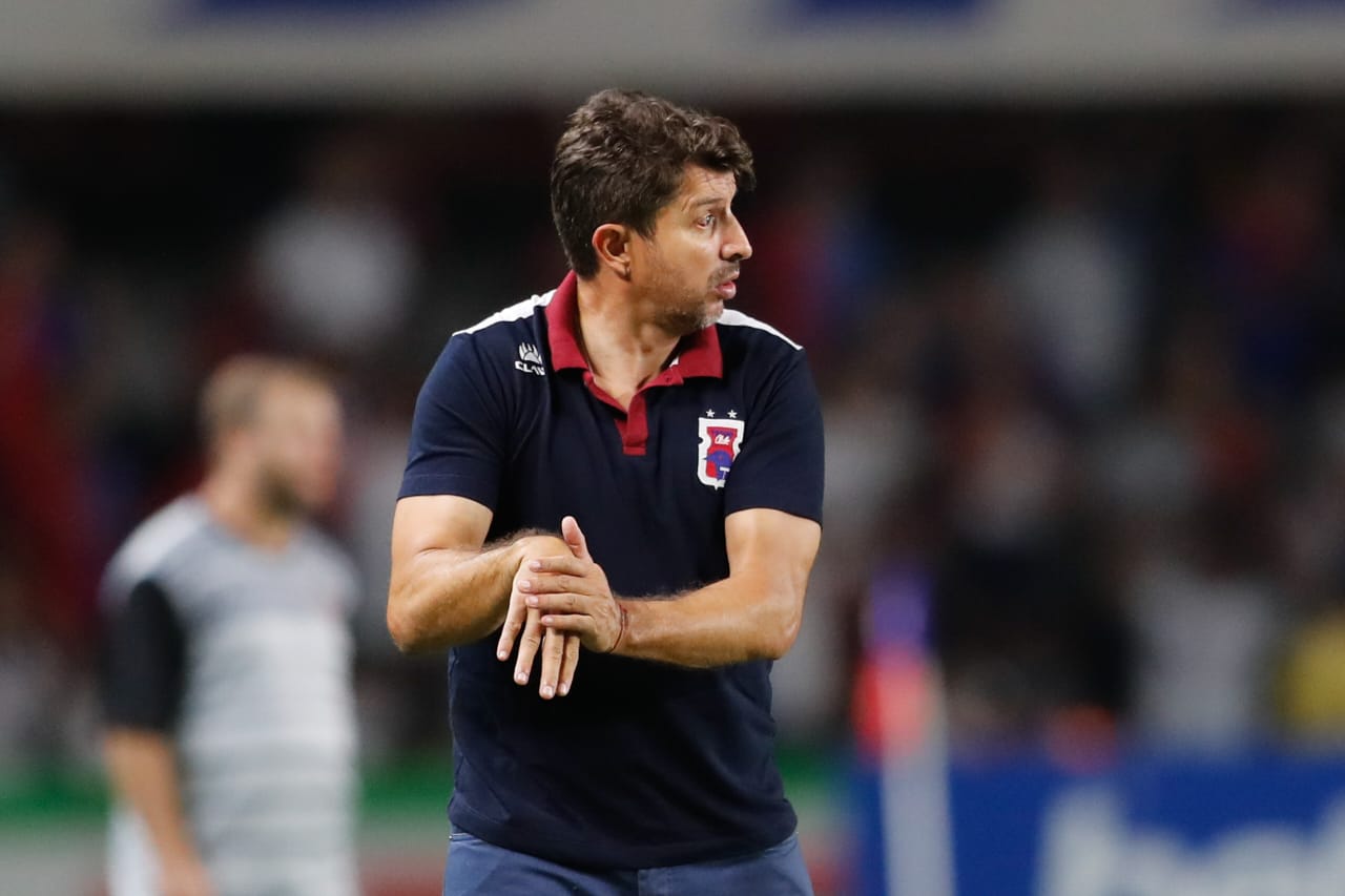 A dois jogos do acesso, técnico do Paraná prega cautela