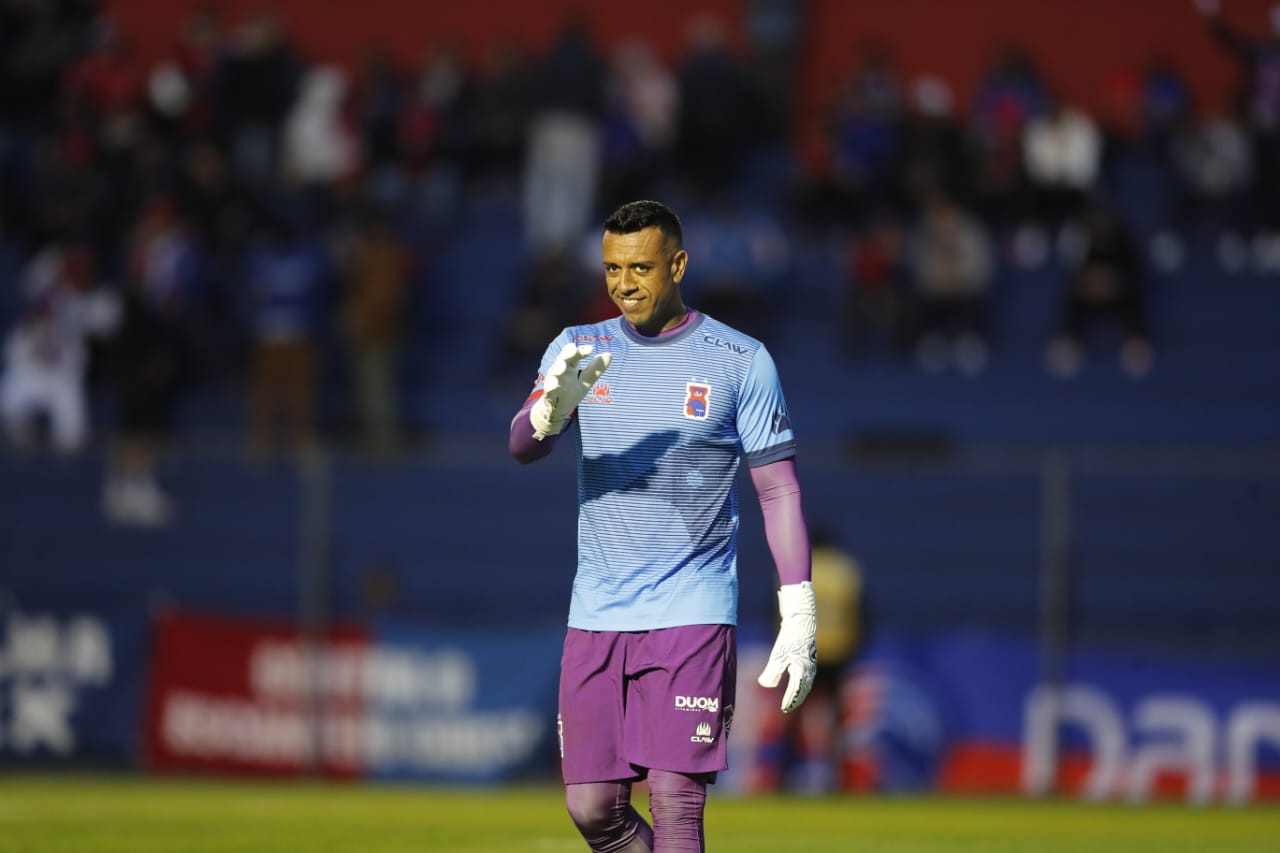 “Dão a vida contra nós”, diz Sidão após vitória do Paraná Clube