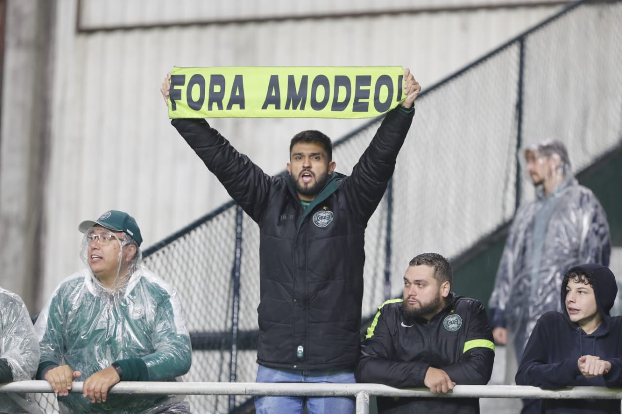 Coritiba tem melhor primeiro tempo do ano em vitória marcada por protestos