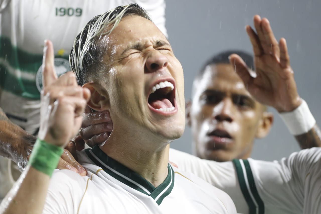 Com boa atuação, Coritiba vence Operário e encosta no G4