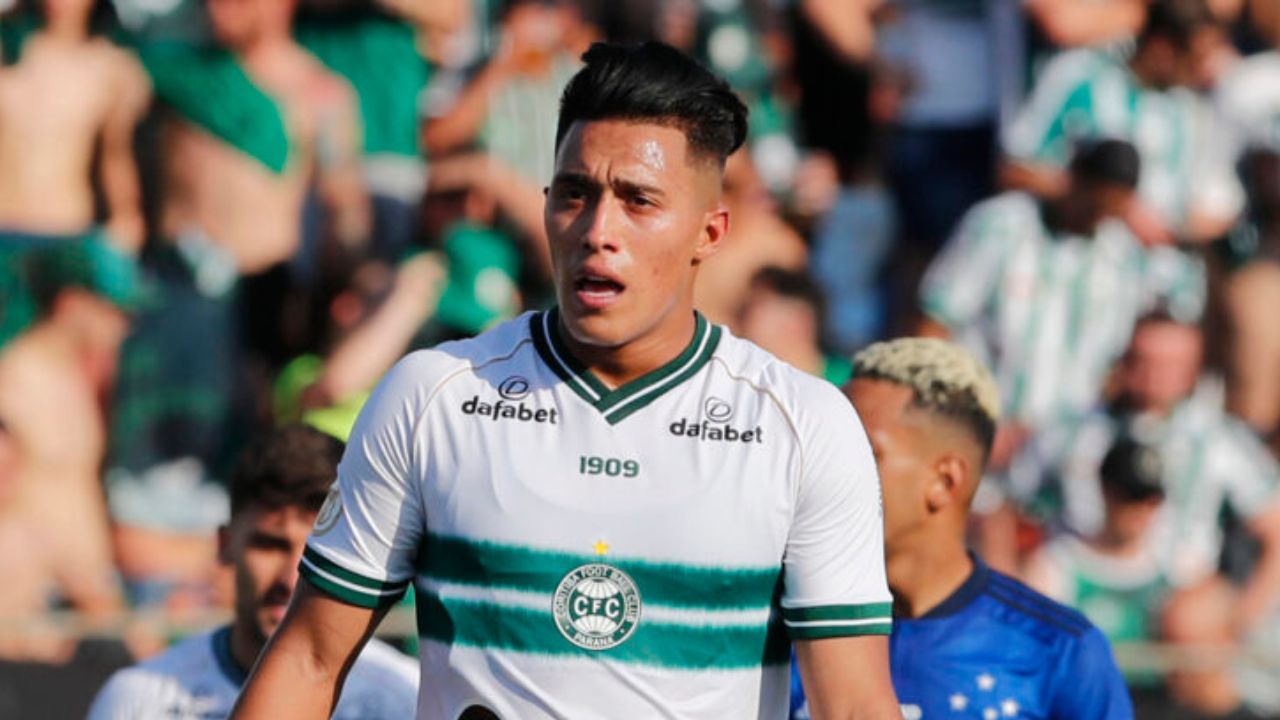 Volante do Coritiba viaja para servir seleção; time tem mais desfalques contra Ceará