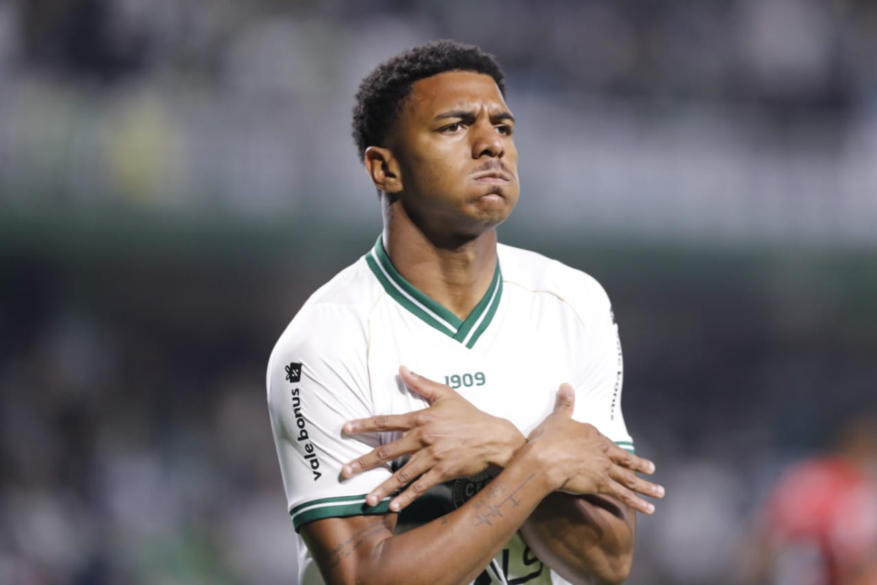 Coritiba renova contrato de atacante por mais três temporadas