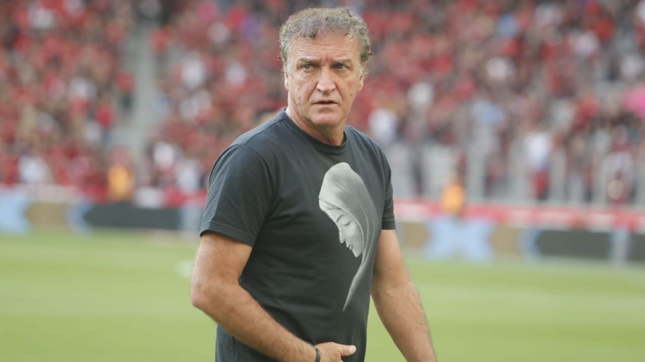 Cuca dispara contra torcedores e cogita saída do Athletico