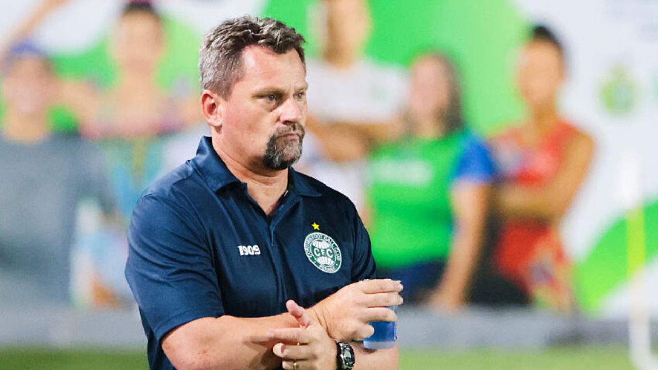 Técnico do Coritiba reconhece partida ruim e cobra elenco após derrota