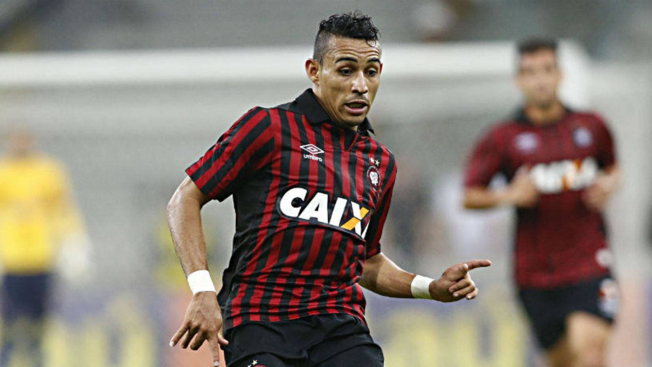 Ex-Athletico supera morte do filho e pensa em ato final na carreira