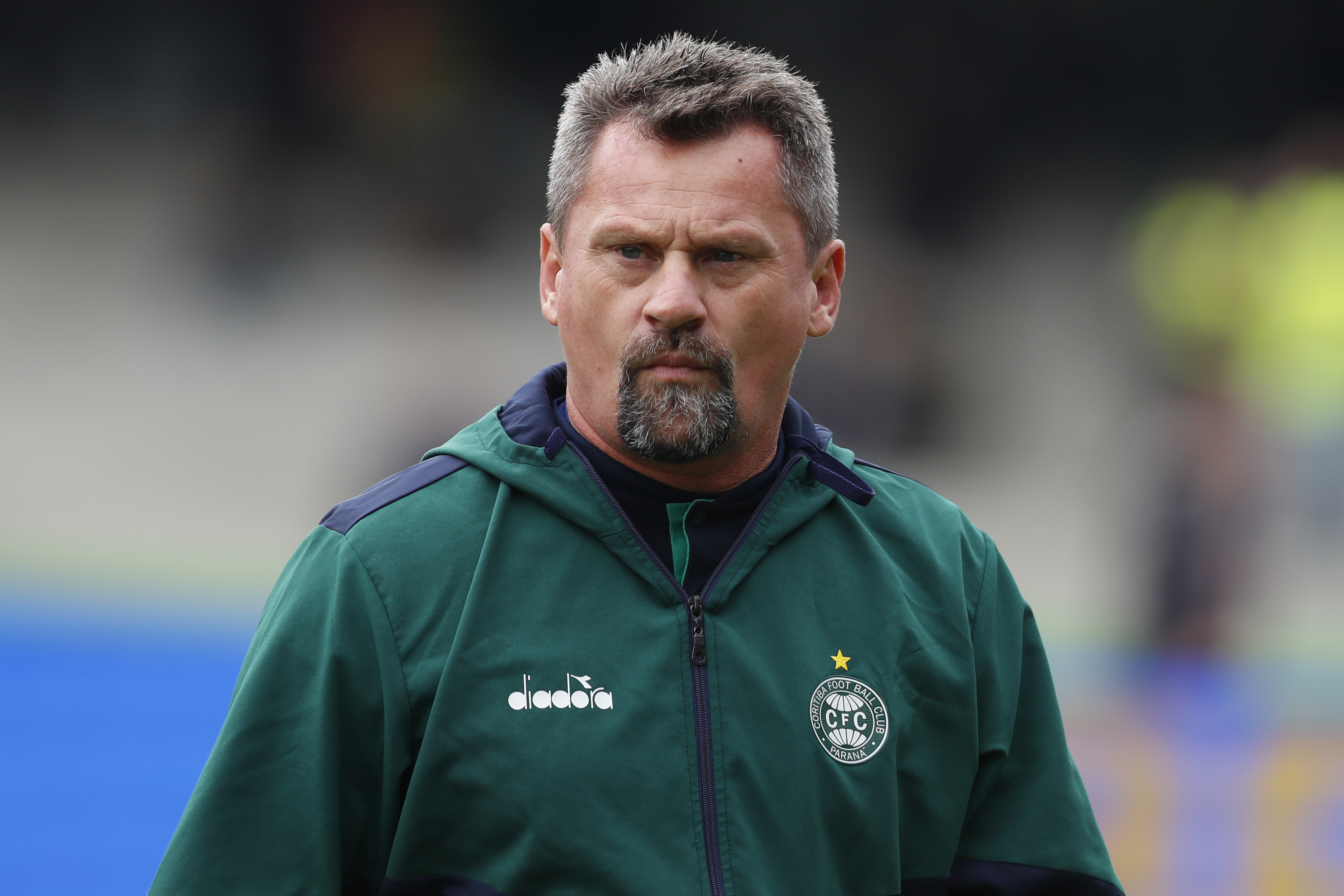 Rival do Athletico contra o rebaixamento fecha com ex-técnico do Coritiba