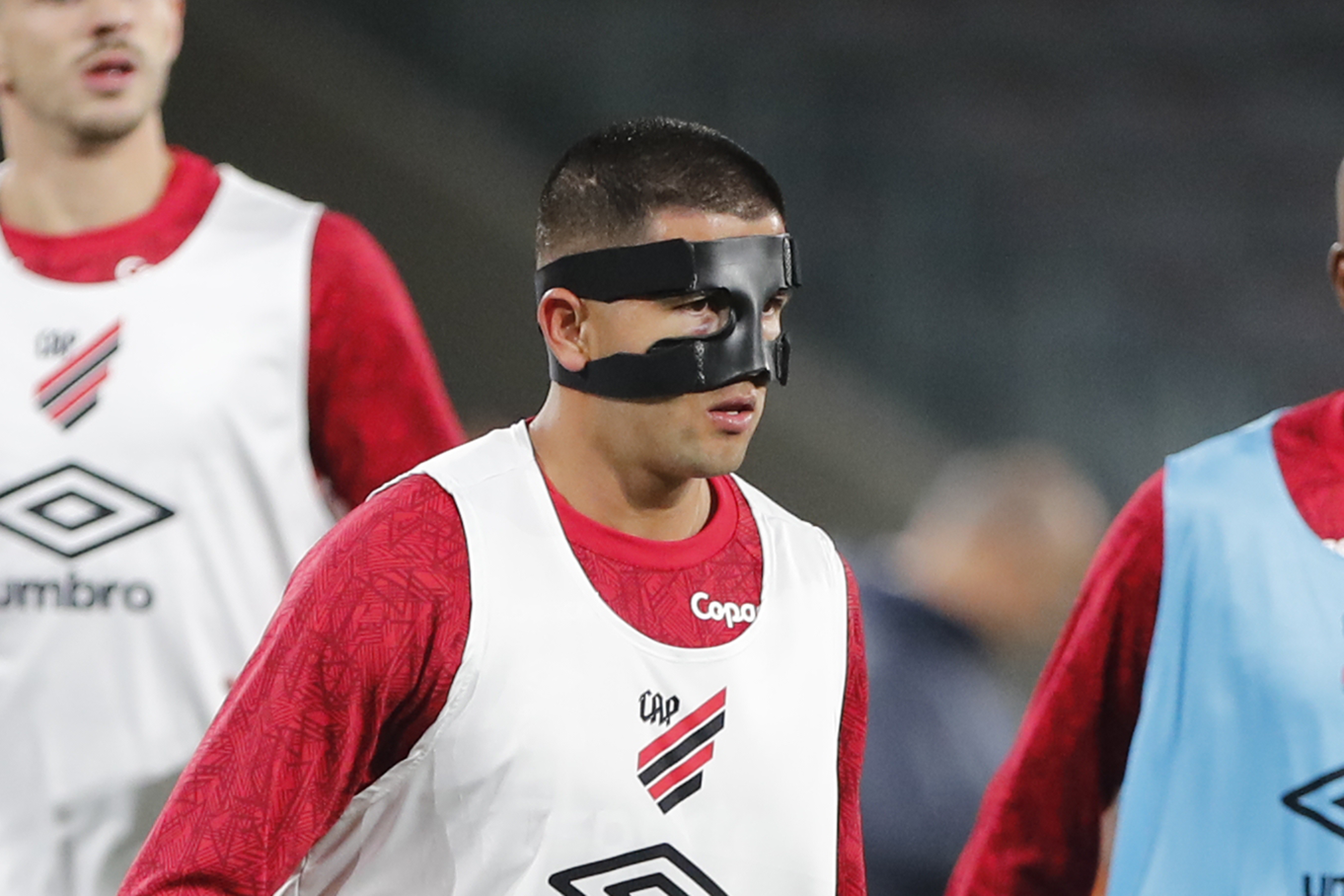 Esquecido! Zagueiro do Athletico completa cinco meses sem jogar e futuro é incerto