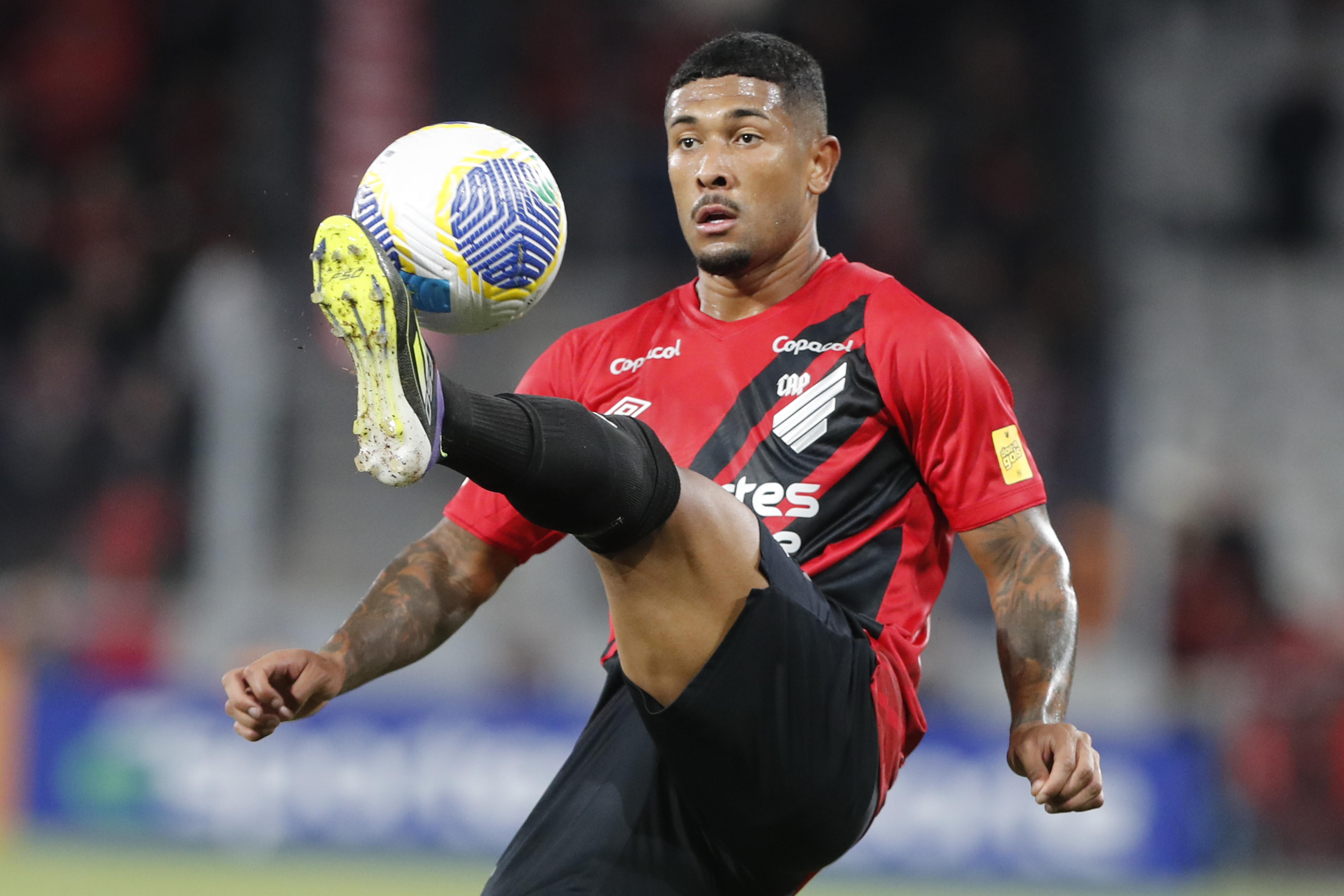 Jogador do Athletico é expulso após briga com segurança do Vasco; veja imagens da confusão