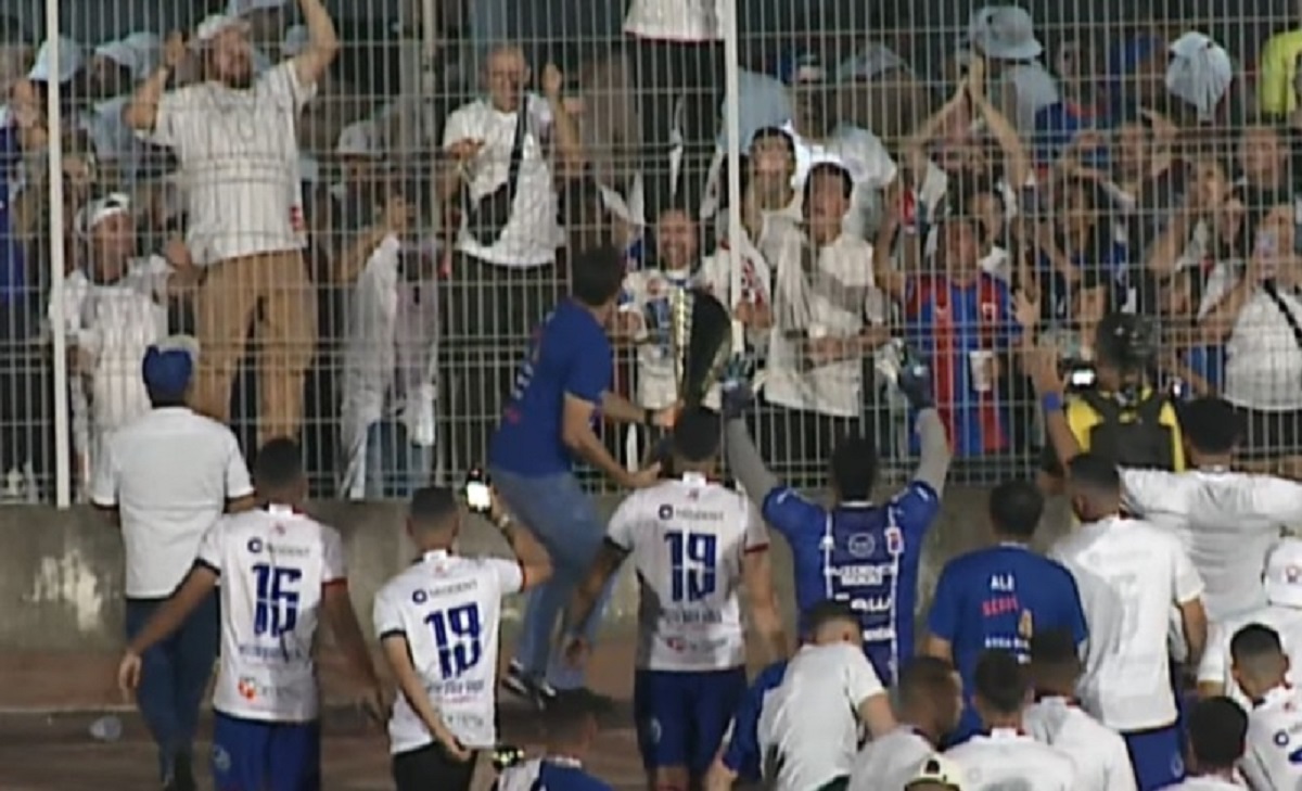Tcheco joga troféu para a arquibancada e diz que título resgata torcedor do Paraná