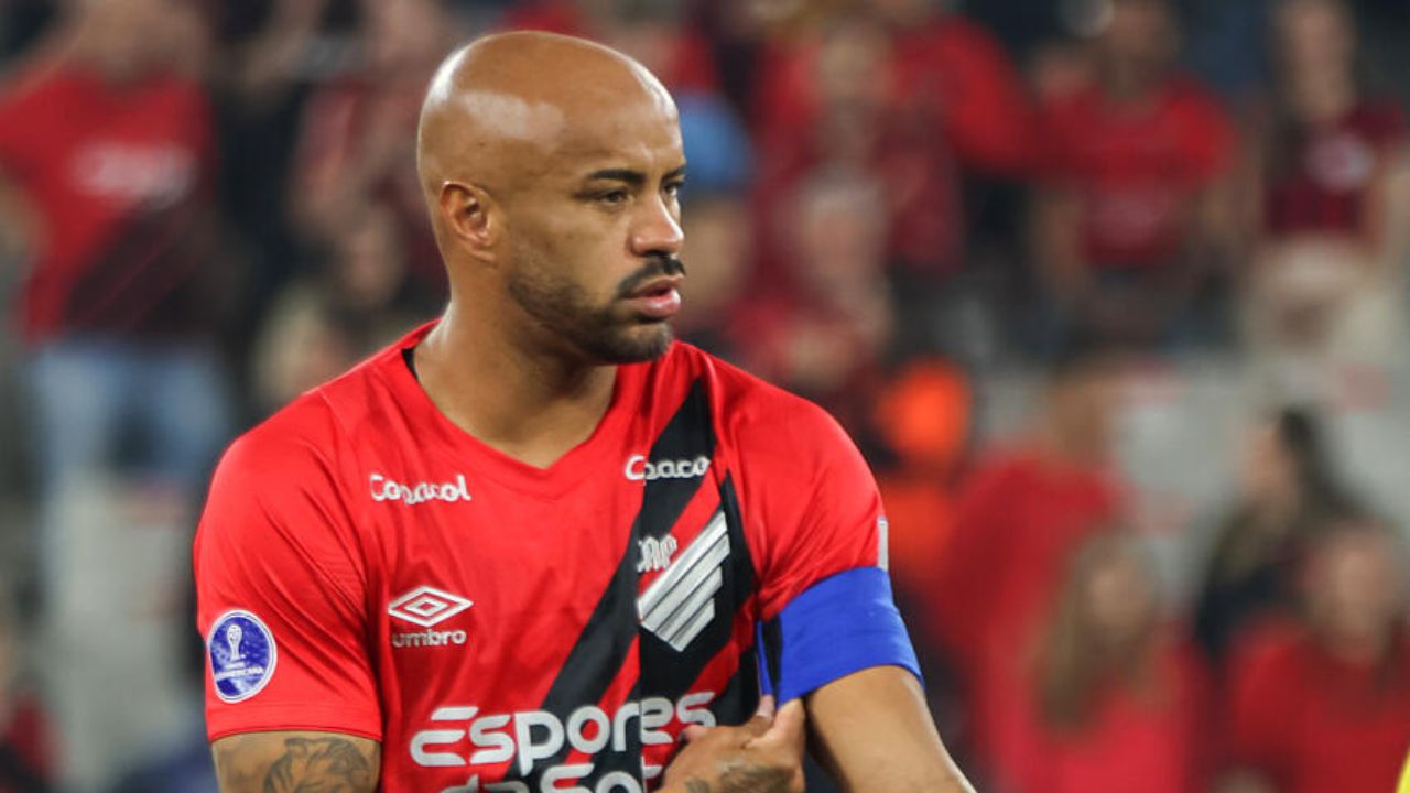 Thiago Heleno cobra Athletico por gol nos acréscimos e liga alerta
