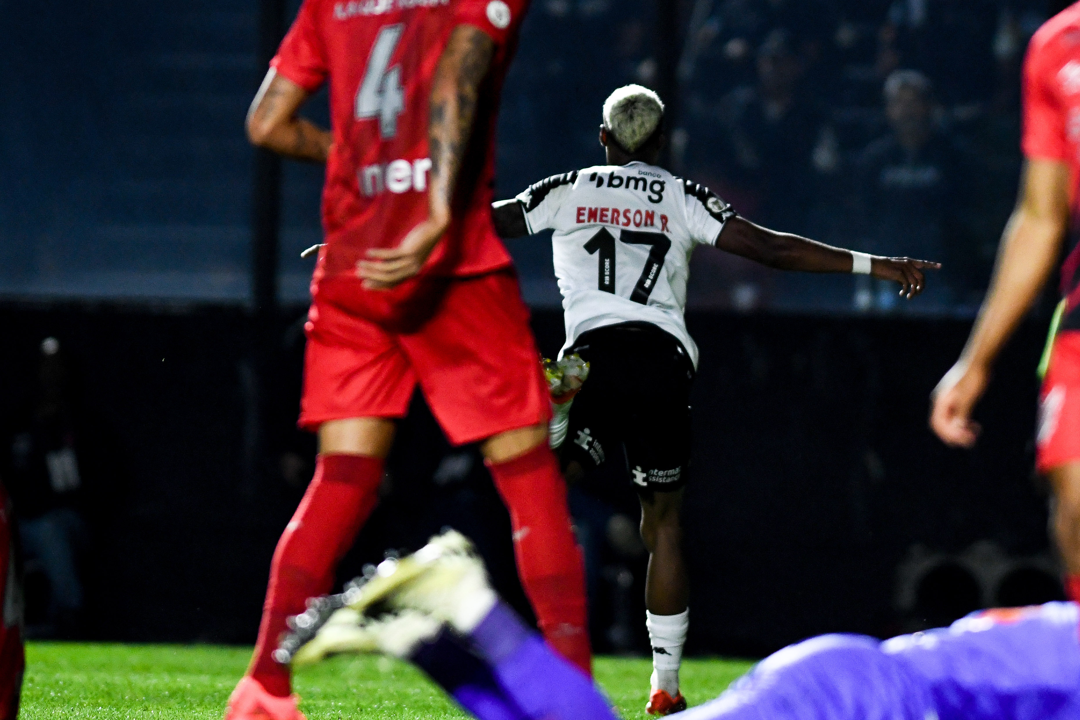 Athletico sofre a virada do Vasco e segue sem vencer no Brasileirão