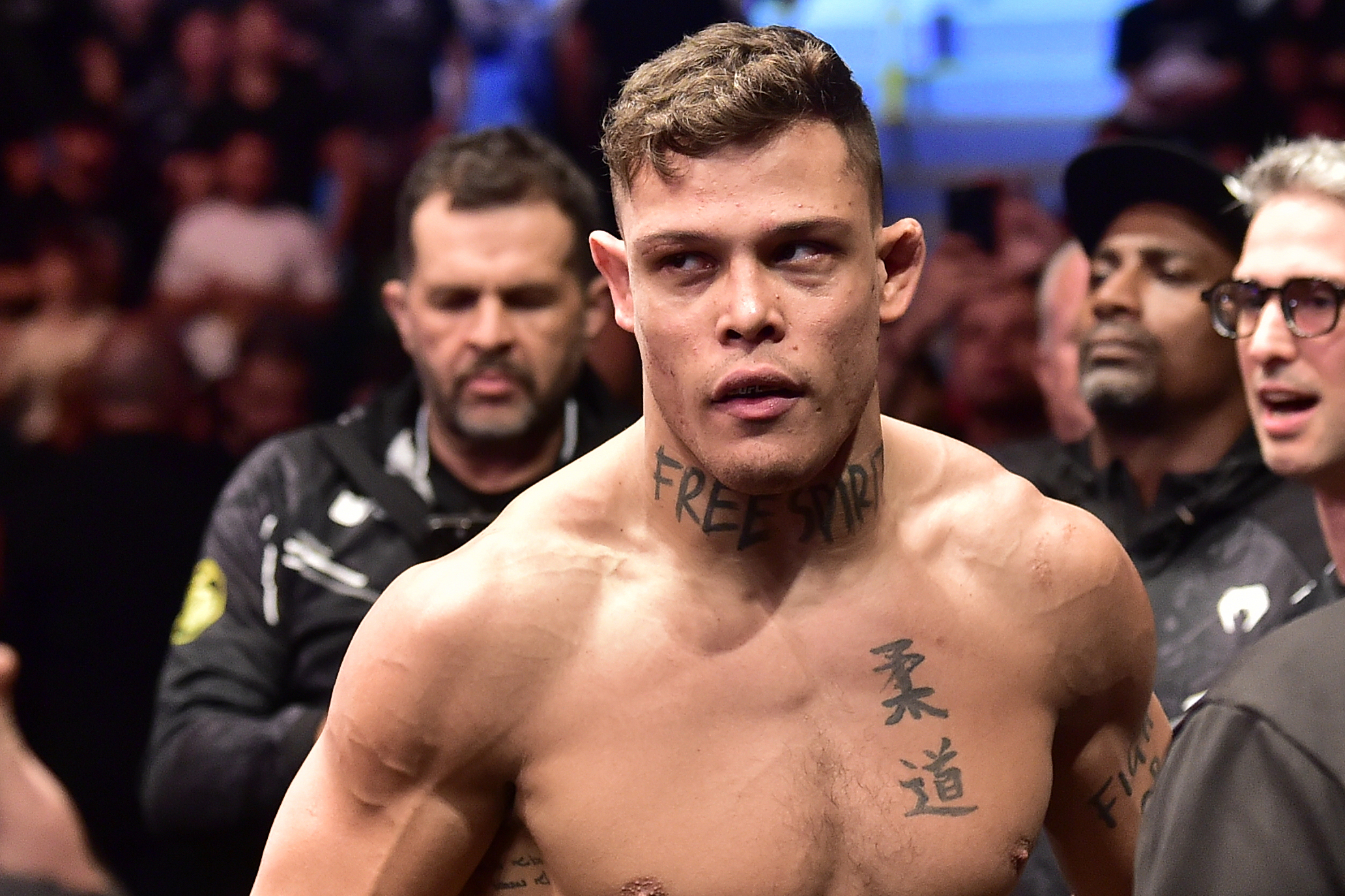 Brasileiro entra no top-5 do ranking peso-médio do UFC