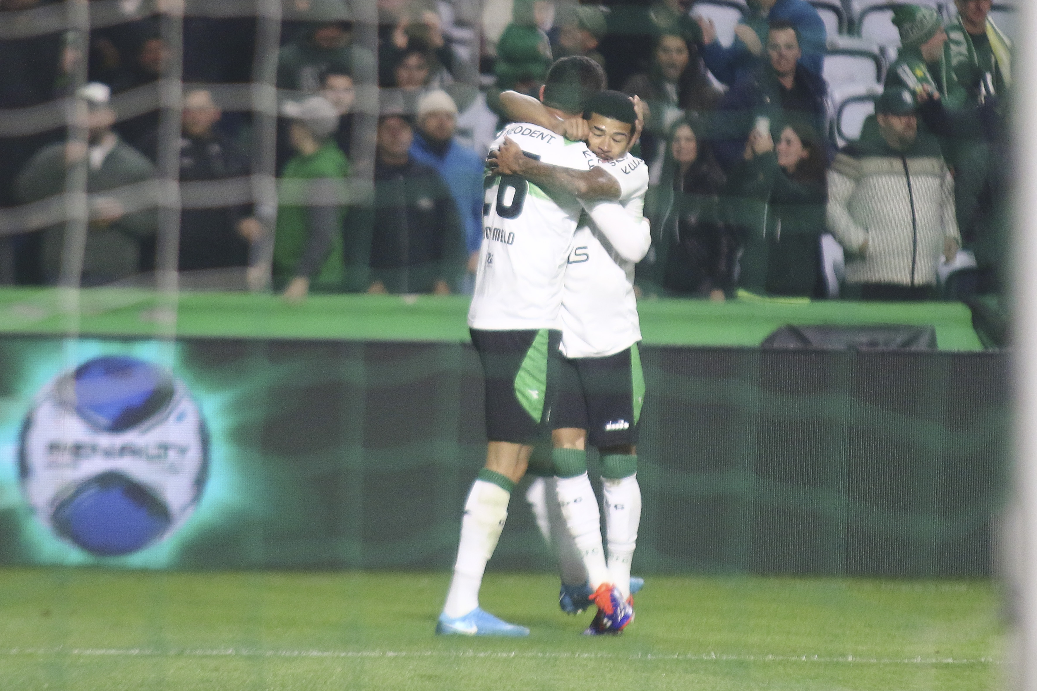 Coritiba vence Avaí no Couto Pereira e se aproxima do G4
