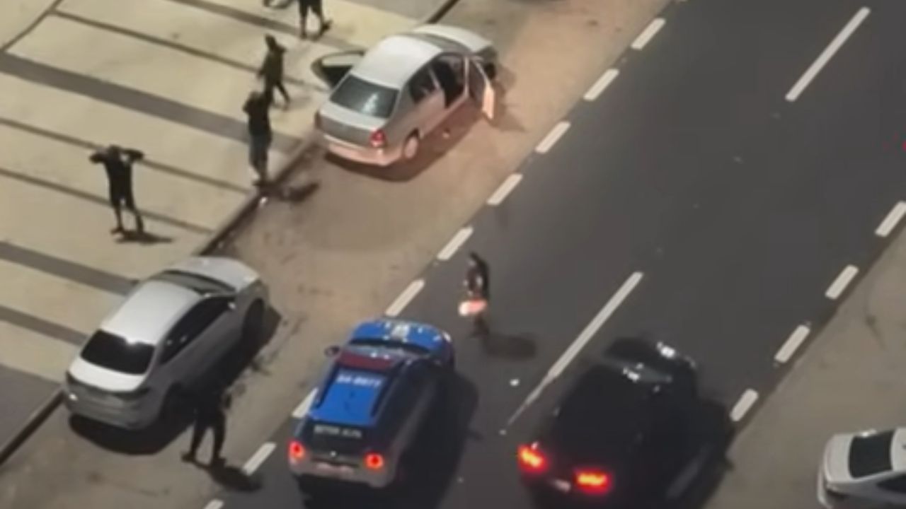 Torcida do Vasco faz foguetórios de madrugada em frente a hotel do Athletico