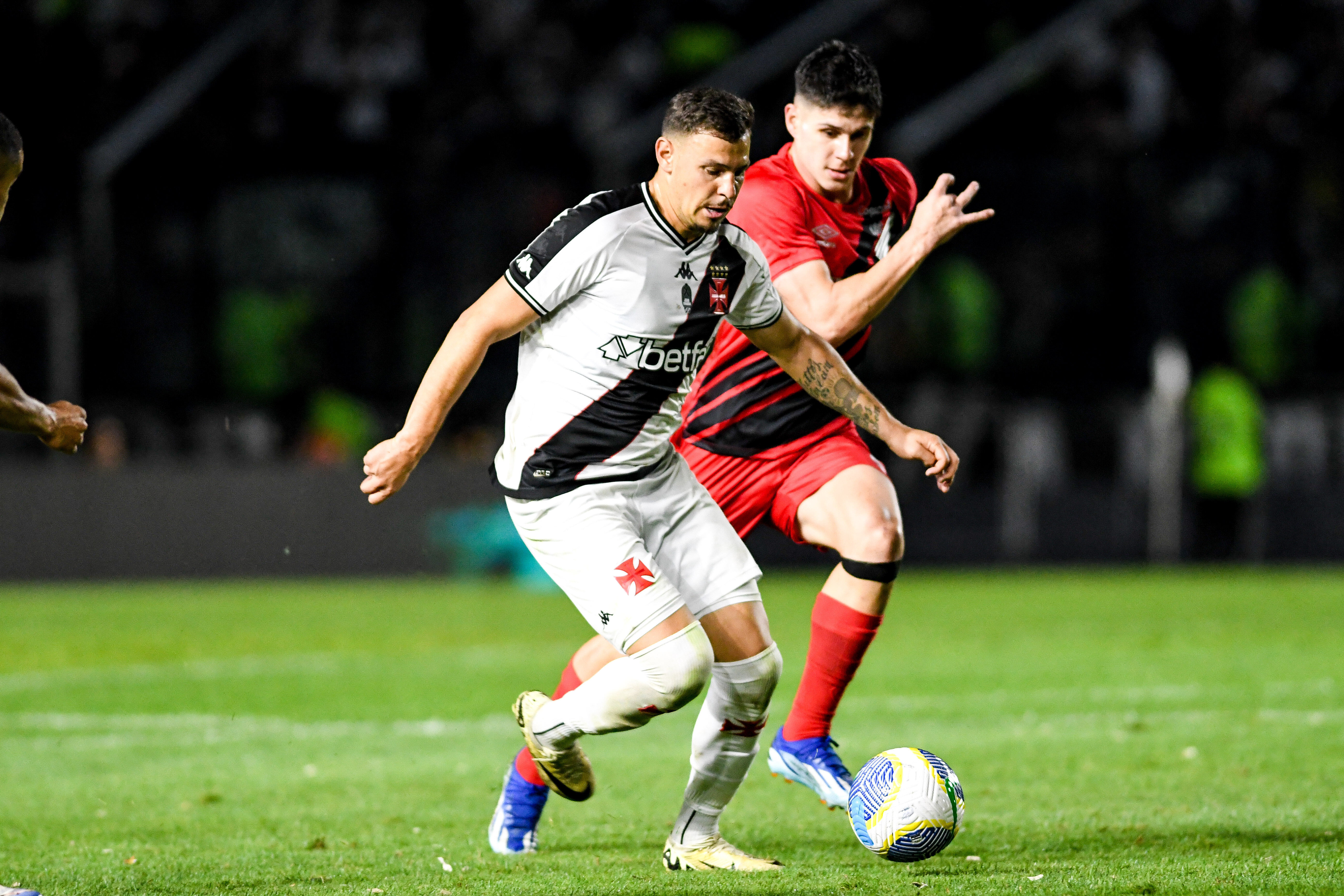 Com lei do ex, Athletico leva outra virada do Vasco e sai em desvantagem na Copa do Brasil