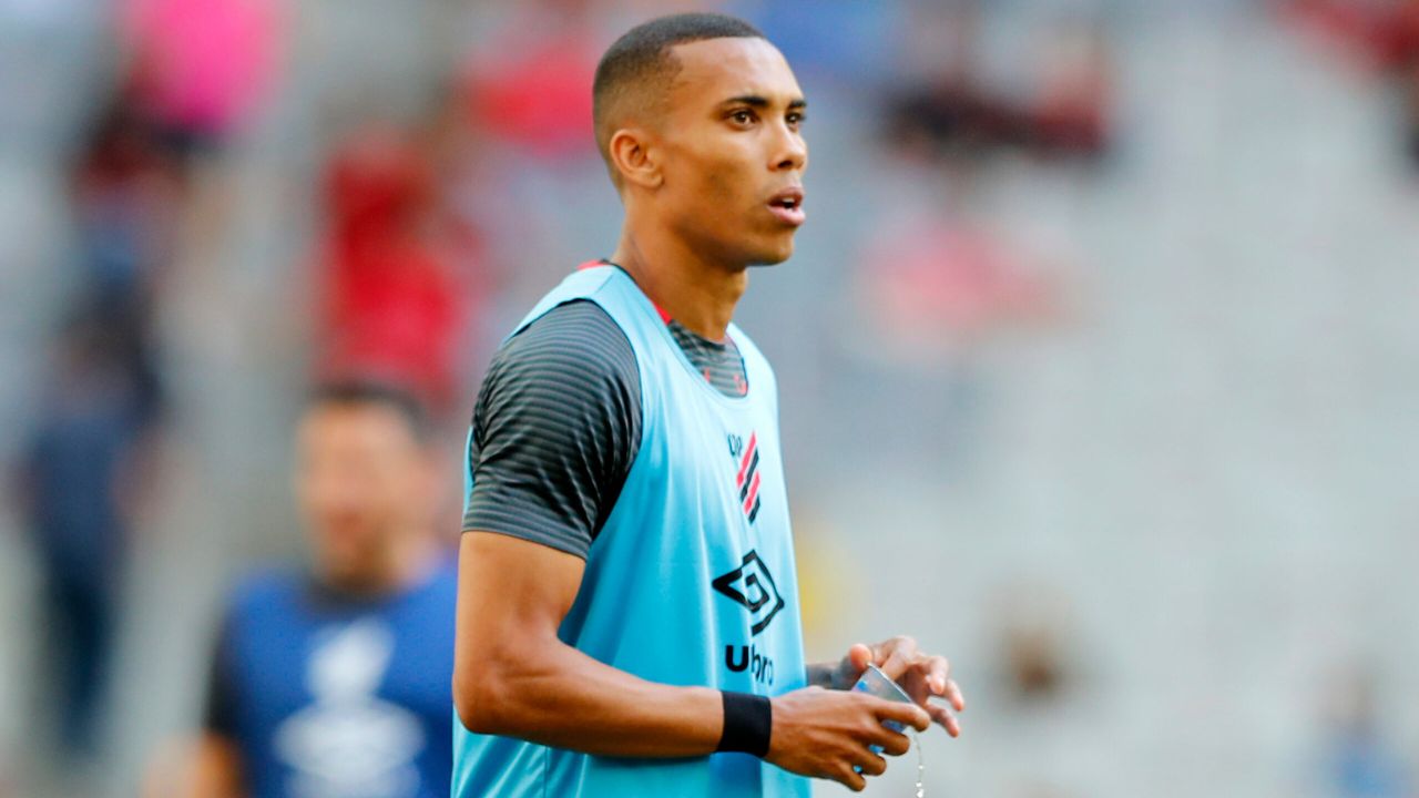 Praticamente descartado, lateral do Athletico volta a ser titular após dois meses