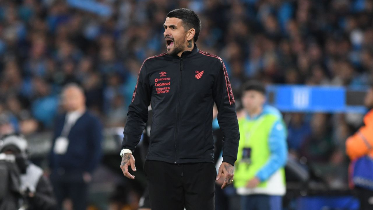 Lucho nega temor de rebaixamento do Athletico no Brasileirão: “Não existe”