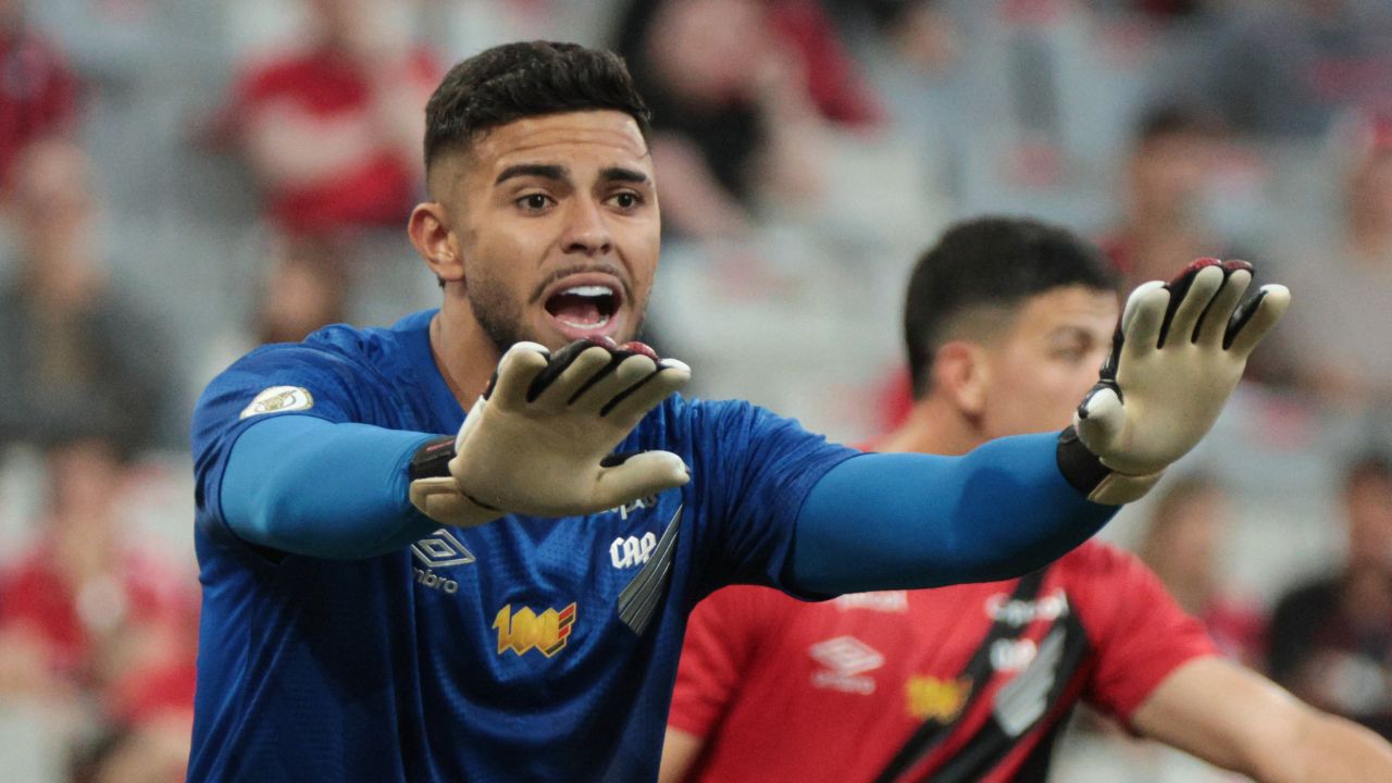 Goleiro do Athletico explica curtida em post de Neymar que criticava grama sintética